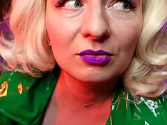 Blond milf dominuje s drsným pomalým masturbáciou v POV videu
