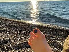 La signora Lara adora i piedi e gioca con le dita dei piedi sulla spiaggia