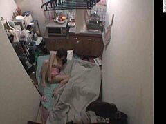 La esposa japonesa recibe su coño lamido y tocado por su marido mientras suda