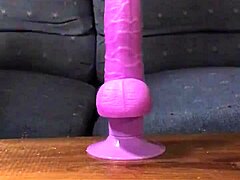 Erregte milf benutzt spielzeug, um einen orgasmus zu erreichen, während sie einen dildo reitet