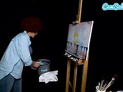 वेबकैम पर पेंटिंग ट्यूटोरियल के दौरान बॉब रॉस के रूप में रयान कीली का कॉस्प्ले उसे उत्तेजित करता है