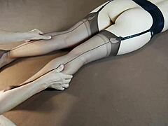 Milf oblečená v nylonu si užívá masáž nohou v punčochách