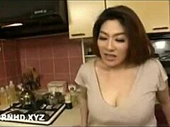 Japanische Stiefmutter mit großen Brüsten wird von ihrem Stiefvater gefickt