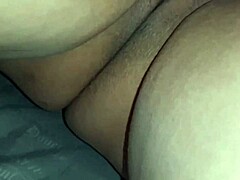 Amatør MILF har sex med sig selv med en vibrator i nærbillede