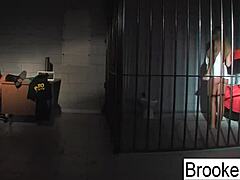 ब्रुक ब्रांड बैनर एक पुलिसकर्मी और एक कैदी दोनों के रूप में एक गर्म पोर्न वीडियो में सितारे हैं