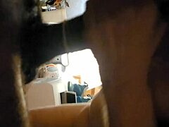 En stor svart kuk får en blowjob fra en kåt nabo i en hjemmelaget video