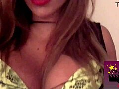 लैटिना पोर्नस्टार अपने बड़े स्तनों और बस्टी बॉडी को दिखा रही है