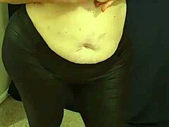 Дебела МИЛФ са великим природним сисама плеше и мастурбирају у ружичастим микро бикинима пре него што користе лосион