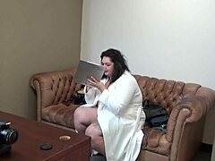 Mia Marks mit großen Brüsten spielt in einem College-Casting-Couch-Video