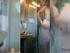 סרטון מאוננות ביתי של בחורה עם ישבן גדול במקלחת