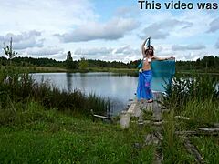 Bikini-nainen tanssii järvellä