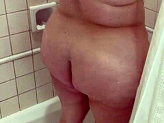 Amatørkone med store naturlige bryster og røv tager et bad i vores hotelværelse