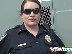 सुंदर मोटी महिला पुलिस अधिकारियों और एक बड़े स्तनों के साथ अंतरजातीय त्रिगुट