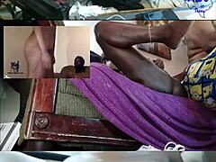 Uma MILF afro-americana é fodida no cu em um vídeo caseiro