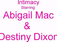 Abigail Mac, une blonde aux gros seins, se fait lécher la chatte par la lesbienne Destiny Dixon