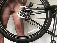 Seorang amatir dewasa melakukan seks anal kasar di setang sepeda