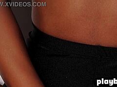 Se denne søte ibenholt-milen i hett undertøy gjøre en striptease og vise frem sin perfekte rumpe på Playboy3 com