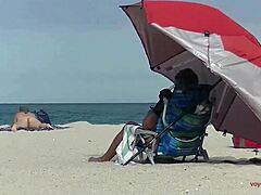 Хедър, жена на гей ексхибиционист, е заснета от вуайеър на гол плаж