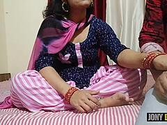 Die indische Stiefmutter wird von ihrem Stiefsohn in den Arsch gefickt