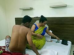 Un hombre de negocios indio satisface sus deseos sucios con una sirvienta de hotel caliente