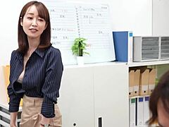 Yu Shinoda, egy japán irodai asszony, megalázja alárendeltjeit, cunilingusszal és cumpie-vel
