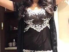 Una MILF indiana sexy con un grosso culo si spoglia in un nuovo video