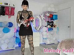 Hemgjord video med den australiska porrstjärnan Melody Radford i en liten svart kjol och bikini