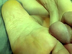 在高清色情视频中进行异性足部按摩和射精游戏