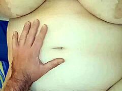 इतालवी किशोरी अपने बड़े प्राकृतिक स्तनों को वीर्य से भर देती है