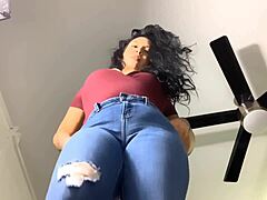 Eksklusiv video av en fet og kurvet MILF