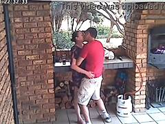 Kamera tersembunyi menangkap isteri yang curang dan jiran yang tidak bersalah berusia 18 tahun