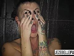 Jezebelle Bonds, cu sânii mari, sare în timp ce se udă la duş
