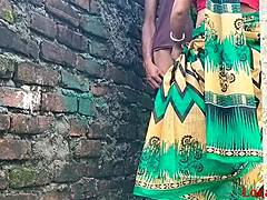 कट्टर भारतीय भाभी और उसके पति एक भाप वाली दीवार की ओर मुठभेड़ साझा करते हैं