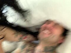 Sexo POV com o casal tatuado Joanna Angel e suas pequenas mãos em HD