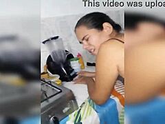 अमेचुर सेक्स टेप धोखा देने वाली पत्नी को स्टेपब्रदर द्वारा चोदते हुए दिखाता है।