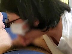 Japońska żona z dużymi piersiami daje swojej żującej żonie loda
