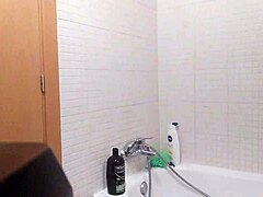 Spanische Amateur-Milf vergnügt sich mit Fetischspielen mit einem Lineal, rasiert sich die Haare und benutzt einen langen Pinsel