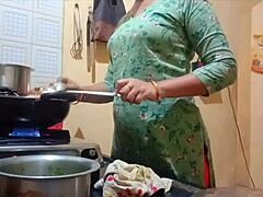 Amatööri intialainen vaimo saa kovaa kyytiä keittiössä