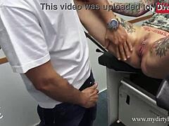 Une MILF amateur reçoit une visite de médecin cochonne en vidéo HD