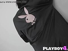 Schwarze MILF mit perfektem Arsch Ana Foxxx masturbiert für Playboy