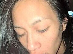 Asiatisk MILF nyder en dyb hals blowjob med brystvorteleg og massage