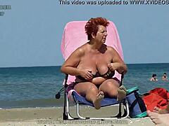 परिपक्व दादी समुद्र तट का आनंद ले रही हैं