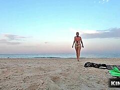 Blondine får en gylden brusebad på stranden fra spioneren